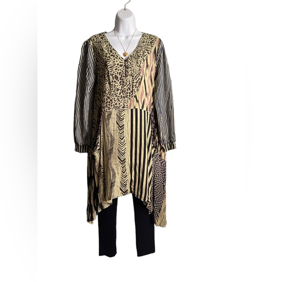 NWT.    S/M Size. Sacred Threads PATCHWORK TUNIC BL/RD 12. 222625. - Picture 2 of 5